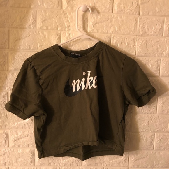 green nike crop top